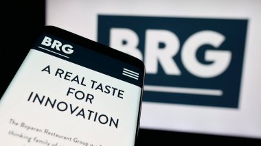 Stuttgart, Almanya - 03-13-2025: İngiliz restoran şirketi Boparan Holding Limited 'in logosuna sahip cep telefonu iş sitesinin önünde ekranda. Telefon ekranının sol üst kısmına odaklan.