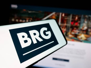 Stuttgart, Almanya - 03-13-2025: İngiliz restoran şirketi Boparan Holding Limited 'in logosuna sahip akıllı telefon iş sitesinin önünde ekranda. Telefon ekranının soluna odaklan.