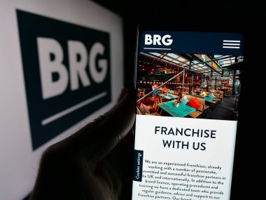 Stuttgart, Almanya - 03-13-2025: Logo önünde ekranda İngiliz restoran şirketi Boparan Holding Limited 'in logosunun bulunduğu web sayfası bulunuyor. Telefon ekranının merkezine odaklan.