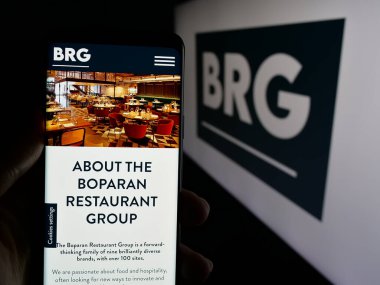 Stuttgart, Almanya - 03-13-2025: İngiliz restoran şirketi Boparan Holding Limited 'in internet sayfası olan cep telefonu logonun önünde ekranda. Telefon ekranının merkezine odaklan.