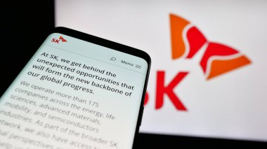 Stuttgart, Almanya - 03-13-2025: Güney Koreli şirket SK Group 'un logosunun yer aldığı cep telefonu iş sitesinin önünde ekranda. Telefon ekranının sol üst kısmına odaklan.