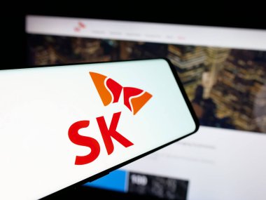 Stuttgart, Almanya - 03-13-2025: Güney Koreli şirket SK Group 'un logosunun yer aldığı akıllı telefon iş sitesinin önünde ekranda. Telefon ekranının merkez soluna odaklan.