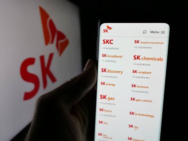 Stuttgart, Almanya - 03-13-2025: Güney Koreli şirket SK Group 'un web sayfası olan cep telefonu logosu önünde ekranda. Telefon ekranının merkezine odaklan.