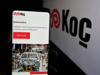 Stuttgart, Almanya - 03-13-2025: Türk sanayi şirketi Koç Holding A.S. 'nin logosunun yer aldığı web sitesi logosu ekranda. Telefon ekranının merkezine odaklan.