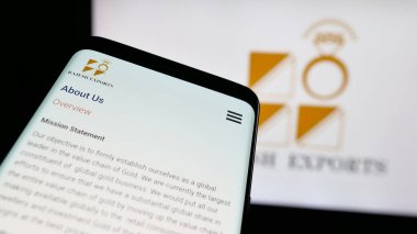 Stuttgart, Almanya - 03-13-2025: Hint altın şirketi Rajesh Exports Limited 'in logosunun yer aldığı cep telefonu iş sitesinin önünde ekranda. Telefon ekranının sol üst kısmına odaklan.