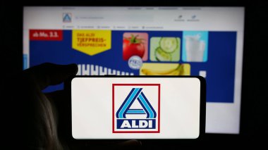 Stuttgart, Almanya - 03-13-2025: Alman ALDI Nord Deutschland Stiftung Co. KG şirketinin logosunun bulunduğu cep telefonu sahibi kişi iş sayfasının önünde ekranda. Telefon ekranına odaklan.
