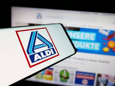 Stuttgart, Almanya - 03-13-2025: Alman ALDI Nord Deutschland Stiftung Co. KG logosuna sahip akıllı telefon iş dünyasının web sitesi önünde ekranda. Telefon ekranının merkez soluna odaklan.