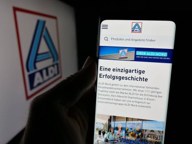 Stuttgart, Almanya - 03-13-2025: Üzerinde Alman ALDI Nord Deutschland Stiftung Co. KG logosu bulunan web sayfası ekranda. Telefon ekranının merkezine odaklan.