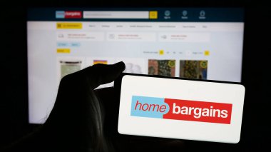 Stuttgart, Almanya - 03-13-2025: İngiliz şirketi T.J. Morris Limited 'in logosunun bulunduğu cep telefonu sahibi kişi iş sayfasının önünde ekranda. Telefon ekranına odaklan.