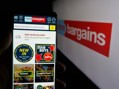 Stuttgart, Almanya - 03-13-2025: İngiliz şirketi T.J. Morris Limited 'in (Home Bargains) web sayfası logo önünde ekranda. Telefon ekranının merkezine odaklan.