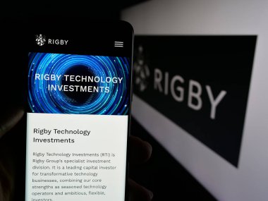 Stuttgart, Almanya - 03-13-2025: İngiliz firması Rigby Group plc 'in logosunun bulunduğu web sayfası ekranda logonun önünde duruyor. Telefon ekranının merkezine odaklan.