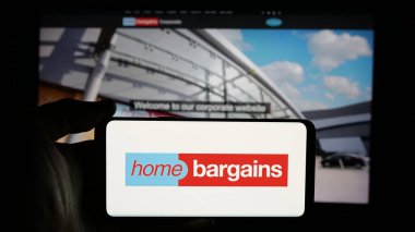 Stuttgart, Almanya - 03-13-2025: İngiliz şirketi T.J. Morris Limited 'in logosunun bulunduğu cep telefonu sahibi kişi iş sayfası önünde ekranda. Telefon ekranına odaklan.