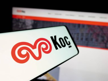 Stuttgart, Almanya - 03-13-2025: Türk sanayi şirketi Koç Holding A.S. 'nin logosunun yer aldığı akıllı telefon, işletme web sitesi önünde ekranda. Telefon ekranının merkez soluna odaklan.