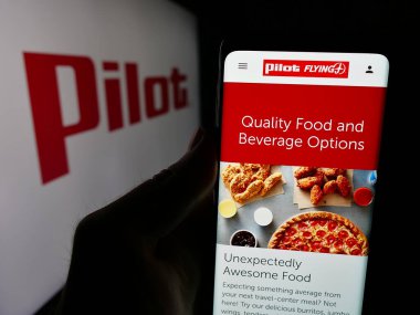 Stuttgart, Almanya - 03-06-2025: Logonun önünde ABD 'li Pilot Seyahat Merkezleri LLC (Pilot J) logosu bulunan kişi. Telefon ekranının merkezine odaklan.