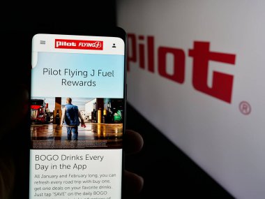 Stuttgart, Almanya - 03-06-2025: ABD 'li Pilot Seyahat Merkezleri LLC' nin (Pilot J) web sayfası olan cep telefonu logosu önünde ekranda. Telefon ekranının merkezine odaklan.