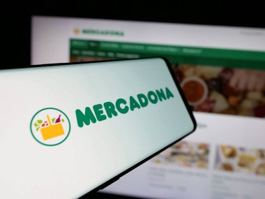 Stuttgart, Almanya - 03-06-2025: İspanyol süpermarket şirketi Mercadona S.A. 'nın logosuna sahip akıllı telefon iş dünyasının web sitesinin önünde ekranda. Telefon ekranının merkez soluna odaklan.
