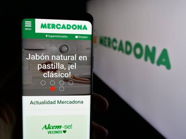 Stuttgart, Almanya - 03-06-2025: İspanyol süpermarket şirketi Mercadona S.A. 'nın internet sayfası olan cep telefonu logosu önünde ekranda. Telefon ekranının merkezine odaklan.