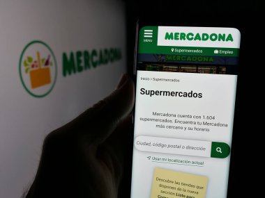 Stuttgart, Almanya - 03-06-2025: Üzerinde İspanyol süpermarket şirketi Mercadona S.A. 'nın logosu bulunan web sayfası ekranda logonun önünde duruyor. Telefon ekranının merkezine odaklan.