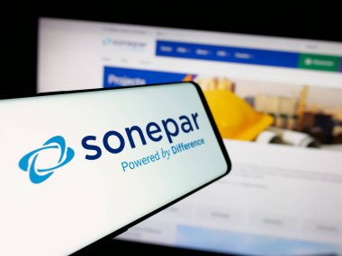 Stuttgart, Almanya - 03-06-2025: Fransız elektronik toptan satış şirketi Sonepar S.A. logosu olan akıllı telefon iş dünyasının web sitesinin önünde ekranda. Telefon ekranının merkez soluna odaklan.