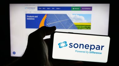 Stuttgart, Almanya - 03-06-2025: Fransız elektronik toptan satış şirketi Sonepar S.A. 'nın logosuna sahip cep telefonu sahibi kişi iş web sitesinin önünde ekranda. Telefon ekranına odaklan.