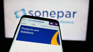 Stuttgart, Almanya - 03-06-2025: Fransız elektronik toptan satış şirketi Sonepar S.A. logosu olan cep telefonu iş dünyasının web sitesinin önünde ekranda. Telefon ekranının sol üst kısmına odaklan.