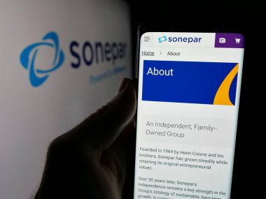 Stuttgart, Almanya - 03-06-2025: Logonun önündeki ekranda Fransız elektronik toptan satış şirketi Sonepar S.A. 'nın logosunun bulunduğu web sayfası bulunuyor. Telefon ekranının merkezine odaklan.