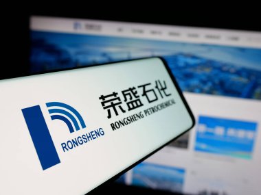 Stuttgart, Almanya - 03-06-2025: Çinli firma Rongsheng Petrochemical Co. Ltd. (CNRSPC) 'nin logosuyla birlikte akıllı telefon iş sitesinin önünde ekranda. Telefon ekranının soluna odaklan.
