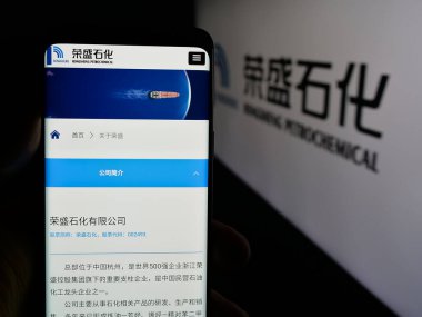 Stuttgart, Almanya - 03-06-2025: Çinli firma Rongsheng Petrochemical Co. Ltd. (CNRSPC) 'nin logosu olan web sayfası ekranda. Telefon ekranının merkezine odaklan.