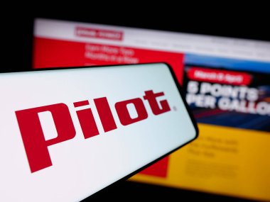 Stuttgart, Almanya - 03-06-2025: ABD 'li Pilot Seyahat Merkezleri LLC (Pilot J) logosuna sahip akıllı telefon iş dünyasının web sitesi önünde ekrana yansıdı. Telefon ekranının merkez soluna odaklan.