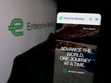 Stuttgart, Almanya - 03-06-2025: ABD 'li hareketlilik şirketi Enterprise Holding Inc.' nin logosunun bulunduğu web sayfası ekranda. Telefon ekranının merkezine odaklan.
