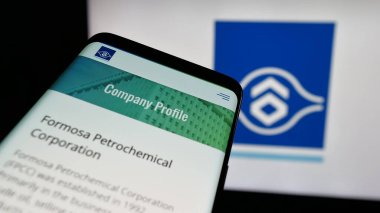 Stuttgart, Almanya - 03-06-2025: Tayvanlı firma Formosa Petrokimya 'nın logosunun yer aldığı cep telefonu iş sitesinin önünde ekranda. Telefon ekranının sol üst kısmına odaklan.