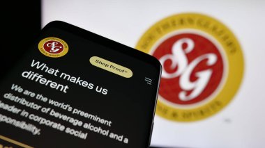 Stuttgart, Almanya - 03-06-2025: ABD 'li şirket Southern Glazer' s Wine and Spirits LLC 'nin logolu cep telefonu, iş dünyasının web sitesi önünde ekranda. Telefon ekranının sol üst kısmına odaklan.