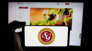 Stuttgart, Almanya - 03-06-2025: ABD 'li şirket Southern Glazer' s Wine and Spirits LLC 'nin logosunun bulunduğu cep telefonu iş sayfası önünde ekranda. Telefon ekranına odaklan.