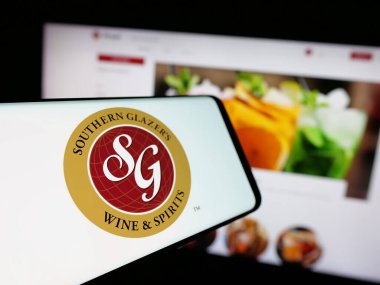 Stuttgart, Almanya - 03-06-2025: ABD 'li şirket Southern Glazer' s Wine and Spirits LLC 'nin logosuna sahip akıllı telefon iş web sitesi önünde ekranda. Telefon ekranının merkez soluna odaklan.