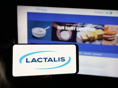 Stuttgart, Almanya - 03-06-2025: Fransız mandıra şirketi Groupe Lactalis S.A. 'nın logosunu taşıyan kişi iş sitesinin önünde ekranda. Telefon ekranına odaklan.