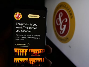 Stuttgart, Almanya - 03-06-2025: ABD 'li şirket Southern Glazer' s Wine and Spirits LLC 'nin web sayfası logo önünde ekranda. Telefon ekranının merkezine odaklan.