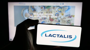 Stuttgart, Almanya - 03-06-2025: Fransız süt ürünleri şirketi Groupe Lactalis S.A. 'nın logosunu taşıyan cep telefonu sahibi kişi iş sayfasının önünde ekranda. Telefon ekranına odaklan.