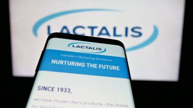 Stuttgart, Almanya - 03-06-2025: Fransız süt ürünleri şirketi Groupe Lactalis S.A. 'nın logosunun yer aldığı cep telefonu iş sitesinin önünde ekranda. Telefon ekranının sol üst kısmına odaklan.