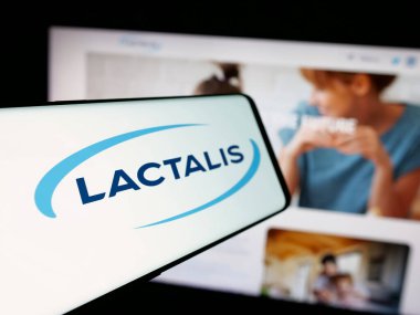 Stuttgart, Almanya - 03-06-2025: Fransız süt ürünleri şirketi Groupe Lactalis 'in logosuna sahip akıllı telefon, iş dünyasının web sitesinin önünde ekranda. Telefon ekranının merkez soluna odaklan.