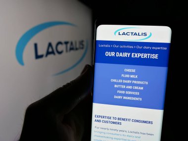 Stuttgart, Almanya - 03-06-2025: Logonun önünde üzerinde Fransız süt ürünleri şirketi Groupe Lactalis S.A. 'nın logosu olan web sayfası var. Telefon ekranının merkezine odaklan.