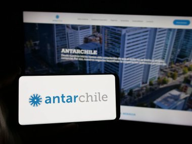 Stuttgart, Almanya - 03-06-2025: Şilili şirket Antarchile S.A. 'nın logosunu taşıyan kişi iş sitesinin önünde ekranda. Telefon ekranına odaklan.
