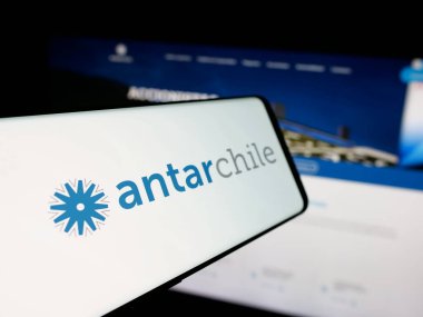 Stuttgart, Almanya - 03-06-2025: Şilili şirket AntarŞili S.A. 'nın logosunu içeren akıllı telefon iş sitesinin önünde ekranda. Telefon ekranının merkez soluna odaklan.