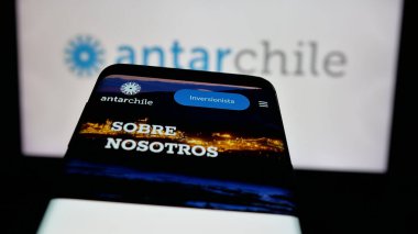 Stuttgart, Almanya - 03-06-2025: Şilili şirket AntarŞili 'nin logosunun yer aldığı cep telefonu iş sitesinin önünde ekranda. Telefon ekranının sol üst kısmına odaklan.