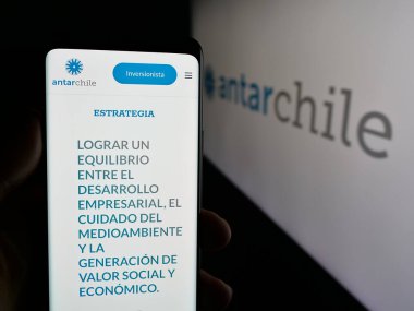 Stuttgart, Almanya - 03-06-2025: Şilili şirket AntarŞili S.A. 'nın web sayfası olan cep telefonu logosu önünde ekranda. Telefon ekranının merkezine odaklan.