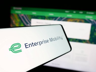 Stuttgart, Almanya - 03-06-2025: Ticari web sitesi önünde ekranda ABD 'li hareketlilik şirketi Enterprise Holdings Inc.' in logosuna sahip akıllı telefon. Telefon ekranının merkez soluna odaklan.