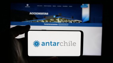 Stuttgart, Almanya - 03-06-2025: Şili şirketi AntarŞili S.A. 'nın logosuyla cep telefonu sahibi kişi iş sayfasının önünde ekranda. Telefon ekranına odaklan.