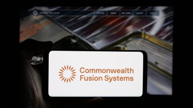 Stuttgart, Almanya - 03-07-2025: ABD 'li enerji şirketi Commonwealth Fusion Systems' in (CFS) logosunun bulunduğu cep telefonu iş sayfası önünde ekranda. Telefon ekranına odaklan.