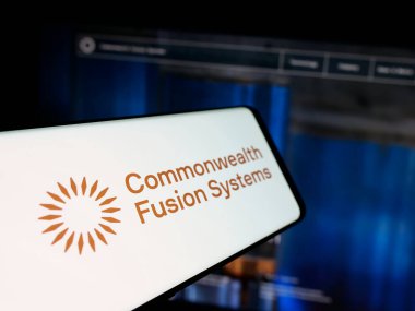 Stuttgart, Almanya - 03-07-2025: ABD 'li enerji şirketi Commonwealth Fusion Systems' in logosuna sahip akıllı telefon iş sitesinin önünde ekranda. Telefon ekranının merkez soluna odaklan.