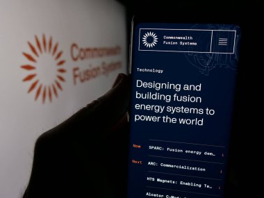 Stuttgart, Almanya - 03-07-2025: Logonun önünde ABD 'li enerji şirketi Commonwealth Fusion Systems' in (CFS) logosunun logosunun bulunduğu web sayfası bulunuyor. Telefon ekranının merkezine odaklan.