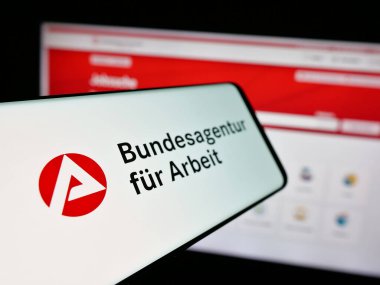 Stuttgart, Almanya - 03-07-2025: Alman federal ajansı Bundesagentur fur Arbeit 'in logosuna sahip akıllı telefon web sitesinin önünde ekranda. Telefon ekranının merkez soluna odaklan.